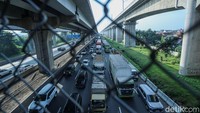 Kendaraan mengular di dalam Tol Bekasi arah Jakarta, Rabu (11/6/2025).