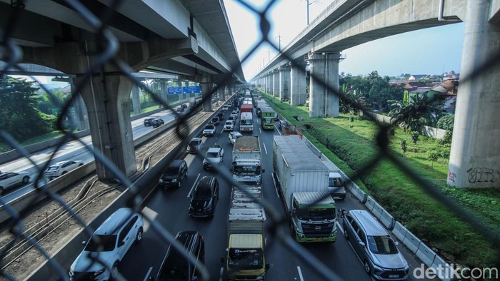 Kendaraan mengular di dalam Tol Bekasi arah Jakarta. Kemacetan ini berada di Tol Japek Bekasi Timur KM 16 - Bekasi Barat KM 12+200 arah Cawang terpantau padat.