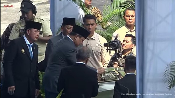 Presiden Prabowo Subianto meluncurkan MV3 kendaraan taktis (rantis) berbasis listrik buatan PT Pindad, Rabu (12/6/2025). Kendaraan tersebut bernama ‘Pandu’.
