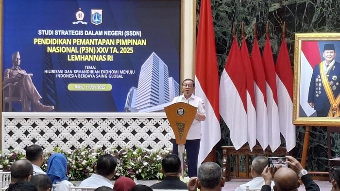 Pramono Anung saat sambutan di acara Studi Strategis Dalam Negeri Pendidikan Pemantapan Pimpinan Nasional (SSDN P3N) Angkatan ke-25 di Balai Agung, Balai Kota Jakarta, Rabu (11/6/2025).