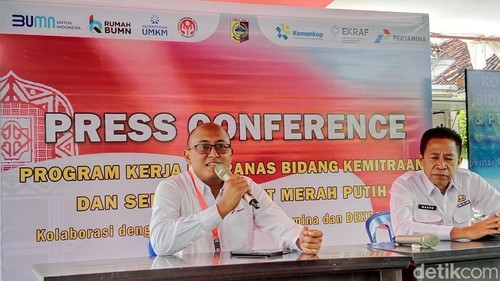 Presiden CSR Pertamina Rudi Ariffianto saat konferensi pers seusai pembukaan pelatihan fotografi bagi pengusaha UMKM di Lombok Timur, Rabu (11/6/2025). (Foto: Sanusi Ardi W/detikBali)