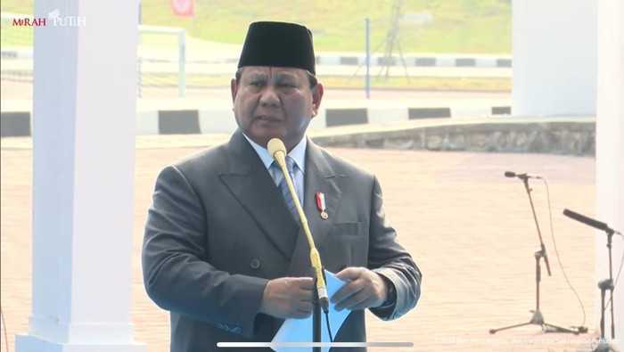 Presiden Prabowo Subianto berkelakar harusnya menyapa Kapolri terlebih dahulu baru Panglima TNI saat menyapa tamu peresmian Kampus Bhinneka Tunggal Ika Unhan. (YouTube Setpres)