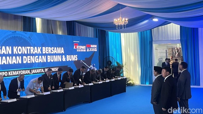Presiden Prabowo Subianto menyaksikan penandatanganan 27 kontrak industri pertahanan dan upgrading 20 Rumah Sakit TNI di sela acara Indonesia Defence 2025. (Eva/detikcom)