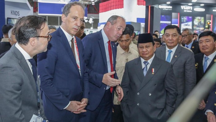 Presiden Prabowo Subianto saat meninjau Booth KNDS France di pameran Indonesia Defence 2025. (dok Istimewa)