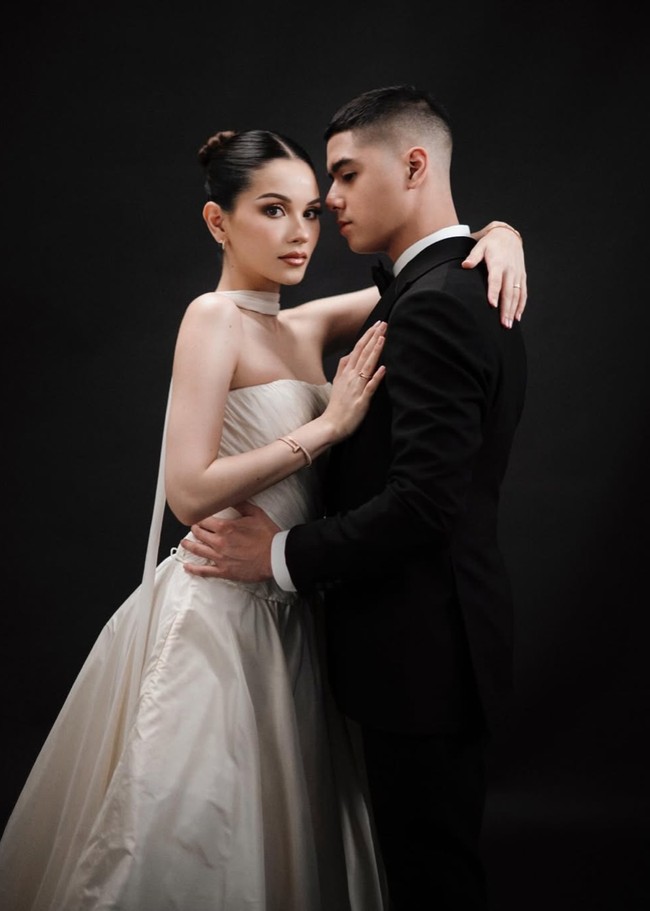 Alyssa akhirnya membagikan foto preweddingnya dengan Al Ghazali. Tampi serasi, keduanya berbalut busana hitam-putih. Foto: Instagram/@alyssaguise