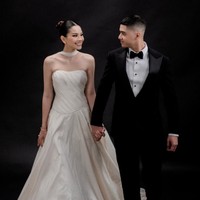 Alyssa tampil anggun dan cantik dengan gaun strapless berwarna putih gading. Berpotongan bustier, gaun tersebut membentuk tubuh bagian atas. Aksen berupa kain panjang yang tergantung dari bagian lehernya hingga ke lantai memberikan kesan anggun dan klasik. Foto: Instagram/@alyssaguise