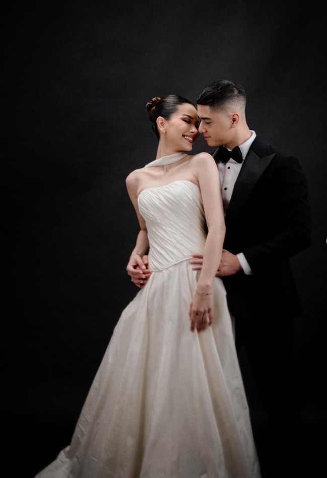 Penampilan Alyssa sendiri semakin terlihat menawan dengan rambut model sleek bun. Ditambah dengan beberapa aksesori simpel, seperti anting, cincin, dan gelang membuat penampilannya makin memukau. Foto: Instagram/@alyssaguise