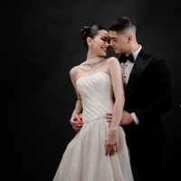 Penampilan Alyssa sendiri semakin terlihat menawan dengan rambut model sleek bun. Ditambah dengan beberapa aksesori simpel, seperti anting, cincin, dan gelang membuat penampilannya makin memukau. Foto: Instagram/@alyssaguise