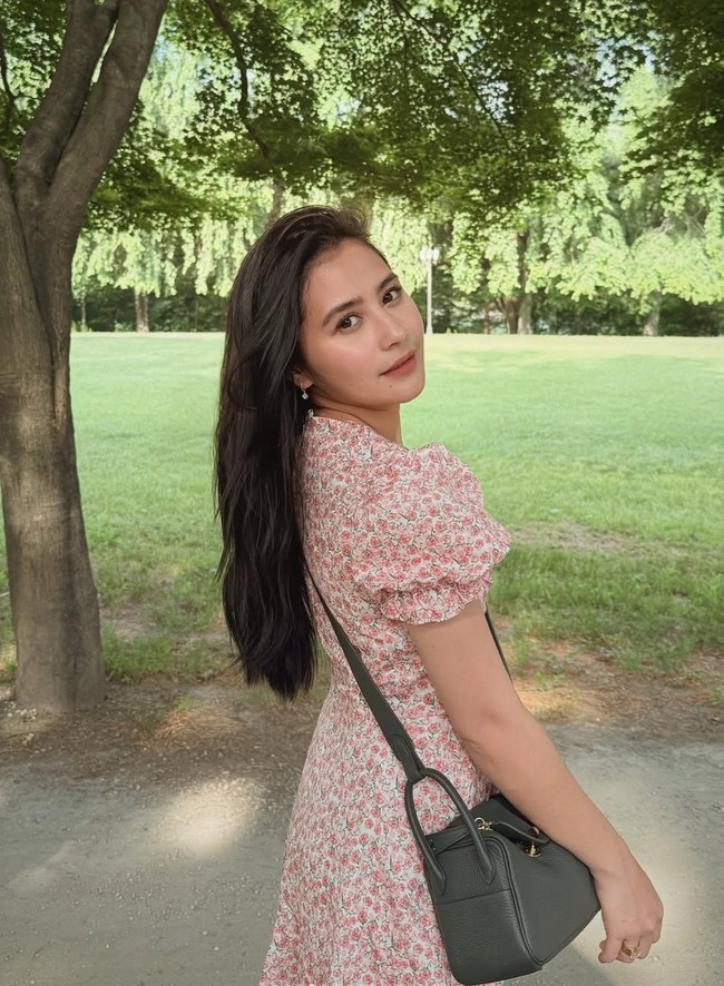 Kenakan dress motif floral berwarna pink, penampilan Prilly mempesona. Meski dengan pulasan makeup natural, aura kecantikannya begitu terpancar. Foto: Instagram/@prillylatuconsina96