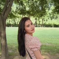 Kenakan dress motif floral berwarna pink, penampilan Prilly mempesona. Meski dengan pulasan makeup natural, aura kecantikannya begitu terpancar. Foto: Instagram/@prillylatuconsina96