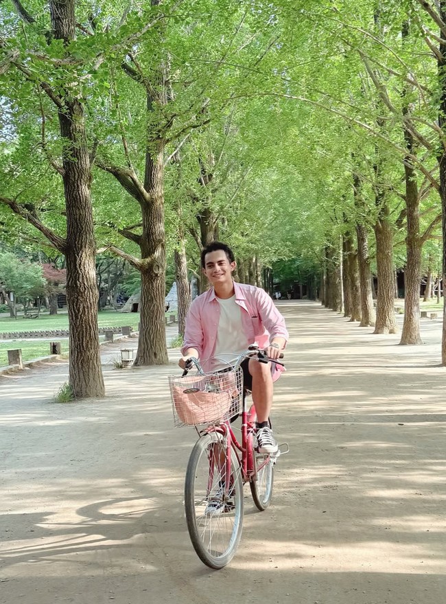 Tak sendirian, Prilly ditemani sang kekasih, Omara Esteghlal. Bergaya couple, Omara juga tampak mengenakan busana berwarna pink. Foto: Instagram/@prillylatuconsina96