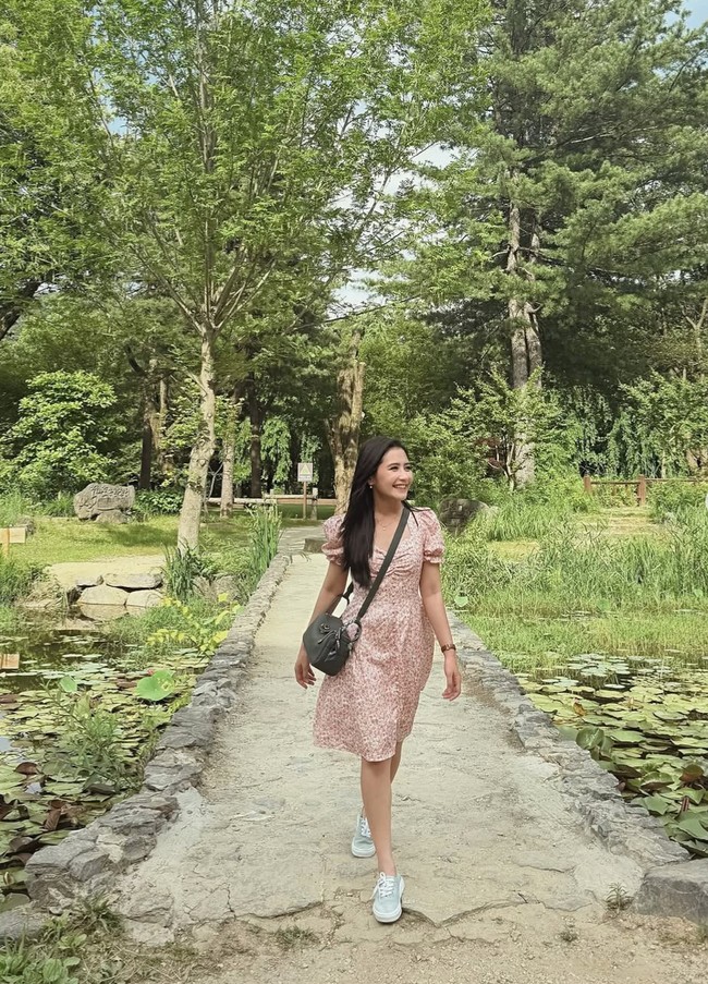 Terlihat begitu bahagia, Prilly tak henti membagikan senyum manisnya selama di sana. “Aura bahagianya terpancar nyata ya pril,” tulis salah satu komentar. “Semua akan berbunga kalau sudah menemukan yang tepat. Prilly lg mode bucin dngn omara ikut happy bgt liatnya,” tambah komentar lain. Foto: Instagram/@prillylatuconsina96