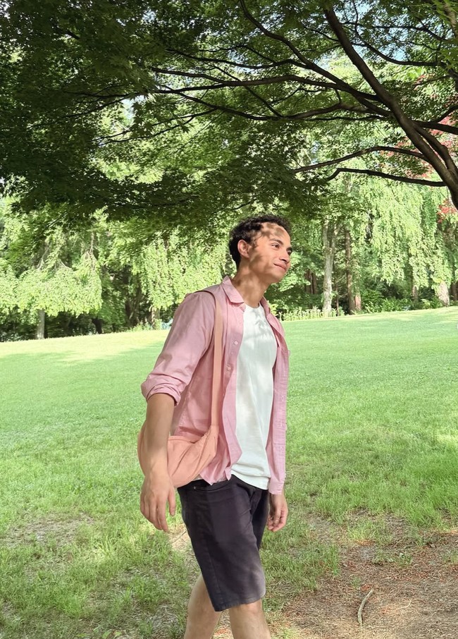 Omara tampil santai padukan celana pendek hitam dengan kaos putih dan kemeja pink. Tak hanya Prilly yang tak henti memamerkan senyum, demikian pula aktor 25 tahun itu. Foto: Instagram/@prillylatuconsina96