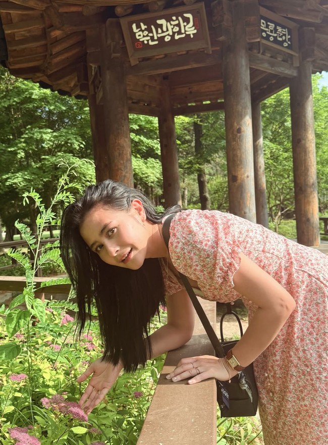 Pesona kecantikan Prilly juga semakin terpancar dengan rambut panjang yang dibiarkan terurai natural. Foto: Instagram/@prillylatuconsina96