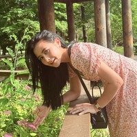 Pesona kecantikan Prilly juga semakin terpancar dengan rambut panjang yang dibiarkan terurai natural. Foto: Instagram/@prillylatuconsina96
