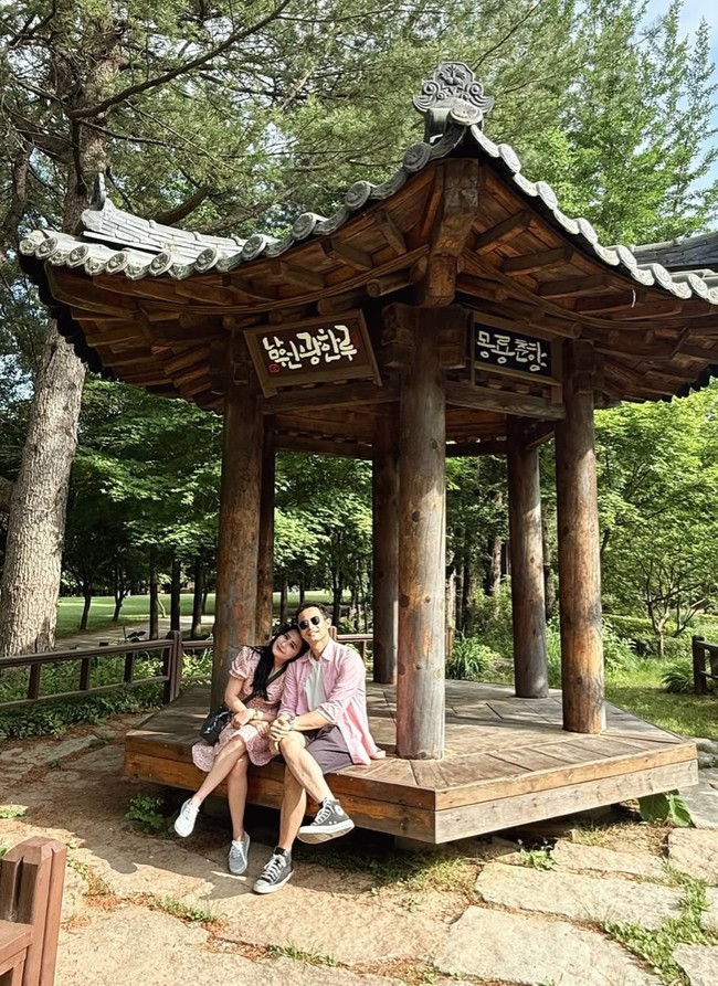 Omara dan Prilly juga memamerkan pose romantis mereka saat di sana. Duduk berdampingan, Prilly tampak menyandarkan kepalanya ke bahu sang kekasih. Foto: Instagram/@prillylatuconsina96