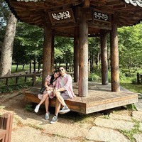 Omara dan Prilly juga memamerkan pose romantis mereka saat di sana. Duduk berdampingan, Prilly tampak menyandarkan kepalanya ke bahu sang kekasih. Foto: Instagram/@prillylatuconsina96