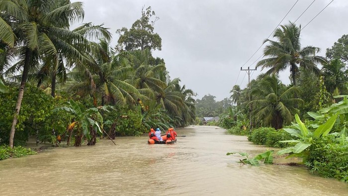 Proses evakuasi korban banjir di Mentawai