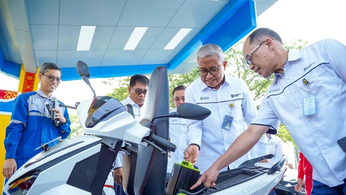 Pusri meluncurkan Renewable Energy Charging Station (RECS) berbasis tenaga surya.