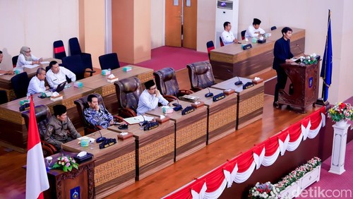 Rapat paripurna DPRD Lombok Tengah tentang Ranperda Pertanggungjawaban APBD 2024 dan Ranperda RPJMD 2025-2029 pada Rabu (11/6/2025). (Foto: Edi Suryansyah/detikBali)