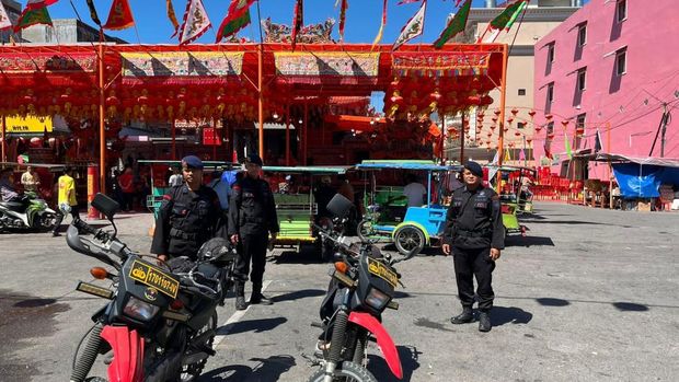 Ratusan personel polisi disiagakan menjelang ritual Bakar Tongkang di Bagansiapiapi, Rohil.