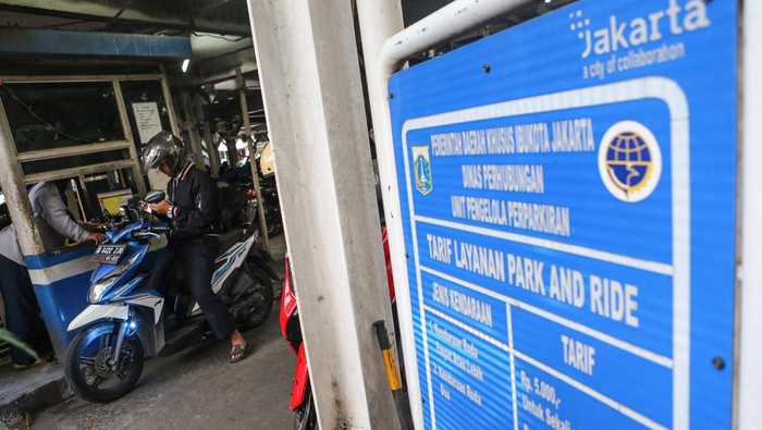 Rencana Kenaikan Tarif Parkir di Jakarta Pengendara membayar parkir saat keluar dari Park and Ride Vertical Ragunan, Jakarta, Rabu (11/6/2025). Gubernur DKI Jakarta Pramono Anung berencana menaikkan tarif parkir untuk membenahi sistem transportasi di Jakarta sekaligus membiayai subsidi transportasi gratis untuk 15 golongan masyarakat. ANTARA FOTO/Asprilla Dwi Adha/agr