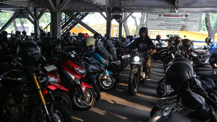 Pengendara membayar parkir saat keluar dari Park and Ride Vertical Ragunan, Jakarta, Rabu (11/6/2025). Gubernur DKI Jakarta Pramono Anung berencana menaikkan tarif parkir untuk membenahi sistem transportasi di Jakarta sekaligus membiayai subsidi transportasi gratis untuk 15 golongan masyarakat. ANTARA FOTO/Asprilla Dwi Adha/agr
