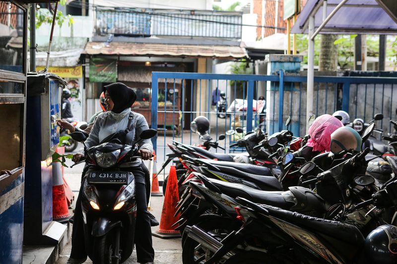 Pengendara membayar parkir saat keluar dari Park and Ride Vertical Ragunan, Jakarta, Rabu (11/6/2025). Gubernur DKI Jakarta Pramono Anung berencana menaikkan tarif parkir untuk membenahi sistem transportasi di Jakarta sekaligus membiayai subsidi transportasi gratis untuk 15 golongan masyarakat. ANTARA FOTO/Asprilla Dwi Adha/agr
