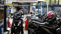 Rencana kenaikkan tarif parkir ini juga sekaligus membiayai subsidi transportasi gratis untuk 15 golongan masyarakat. Foto: ANTARA FOTO/Asprilla Dwi Adha