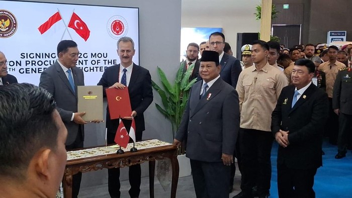 Miniatur pesawat jet tempur generasi ke-5 Kaan turut ditampilkan di area pameran Indonesia Defence 2025. Pesawat tersebut berwarna abu-abu.