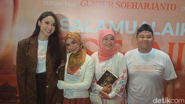 Ria Ricis (kedua dari kiri) saat ditemui di kawasan Kuninga, Jakarta Selatan, Selasa (10/6/2025), bersama cast film dan penulis novel Assalamualaikum Beijing 2: Lost in Ningxia.