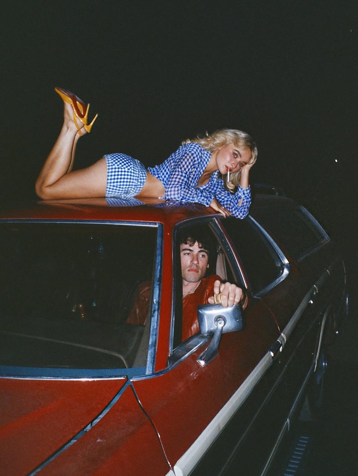 Salah satu tampilan Sabrina dengan outfit two piece biru dalam musik video Manchild