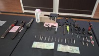 Pelaku ditangkap di sebuah rumah kos di atas toko kawasan Teluk Gong, Penjaringan, Jakarta Utara. Dari lokasi, diamankan berbagai barang bukti, antara lain 14 mata kunci, 2 kunci letter-T, 2 kunci magnet, 6 kunci duplikat, 2 senjata tajam jenis golok, 2 STNK, 2 unit motor, dan 1 alat isap sabu (dok. ist)