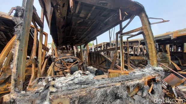 Sebanyak 20 bus bekas Transjakarta terbakar di area pool Terminal Rawa Buaya, Cengkareng, Jakarta Barat (Taufiq S/detikcom)