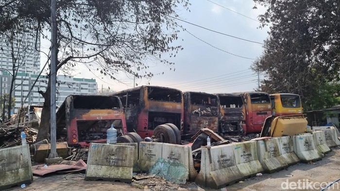 Sebanyak 20 bus bekas Transjakarta terbakar di area pool Terminal Rawa Buaya, Cengkareng, Jakarta Barat (Taufiq S/detikcom)