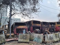 Video Saksi Mata Ungkap Ada Ledakan saat Puluhan Bus Bekas TransJ Terbakar