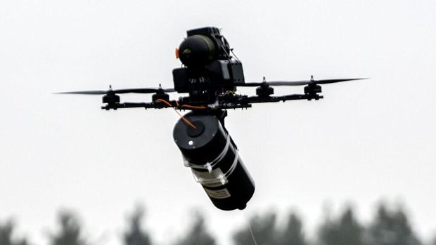 Sebuah drone yang dikendalikan serat optik dirancang untuk Angkatan Bersenjata Ukraina di wilayah Kyiv, Ukraina, pada tanggal 29 Januari 2025.(Photo by Maxym Marusenko/NurPhoto via atlanticcouncil)