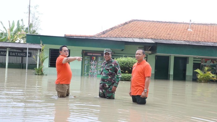 Sekdaprov Jatim Adhy Karyono (kiri) meninjau banjir di Gresik