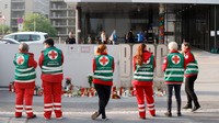 Petugas darurat berdiri di depan sekolah menengah di Graz, Austria, tempat penembakan mematikan terjadi pada Rabu (11/6/2025), menewaskan sejumlah siswa. REUTERS/Borut Zivulovic