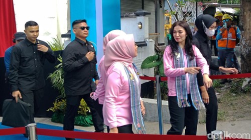 Selvi Ananda Gibran Rakabuming Raka ketika meninggalkan lokasi acara di Rumah BUMN Lombok Timur, Rabu (11/6/2025). ( Sanusi Ardi W/detikBali)