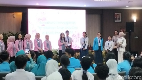 Selvi Ananda Gibran saat memberikan sosialisasi pencegahan pernikahan dini kepada siswa-siswi SMP di Aula Rinjani, RSUD Nusa Tenggara Barat (NTB), Rabu (11/6/2025). (Foto: Ahmad Viqi/detikBali)