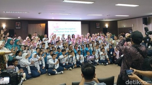 Selvi Ananda Rakabuming Raka melakukan sosiasasi pencegahan pernikahan dini di Mataram, NTB, Rabu (11/6/2025).