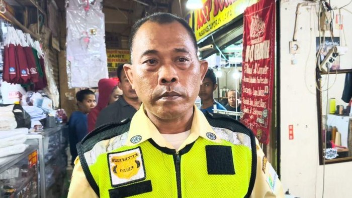 Seorang satpam bernama Budiono sebagai saksi kasus ayah yang meninggalkan anaknya dalam kondisi mengenaskan di Pasar Kebayoran Lama, Jakarta, Rabu (11/6/2025).