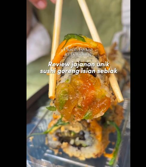 Setelah Seblak Matcha, di Bandung Kini Ada Sushi Goreng Isi Seblak