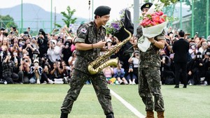 Ribuan ARMY udah menantikan kemunculan RM dan V kemarin. (Foto: AFP/ANTHONY WALLACE)