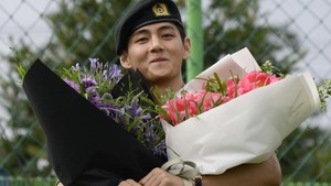 Di momen itu V dapat banyak bunga. (Foto: AFP/SHIN YONG-JU)