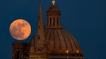 Strawberry Moon Sinari Langit Gaza hingga Eropa