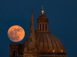 Strawberry Moon Curi Perhatian di Langit Eropa