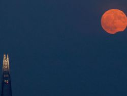 Strawberry Moon Curi Perhatian di Langit Eropa