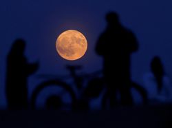 Strawberry Moon Curi Perhatian di Langit Eropa